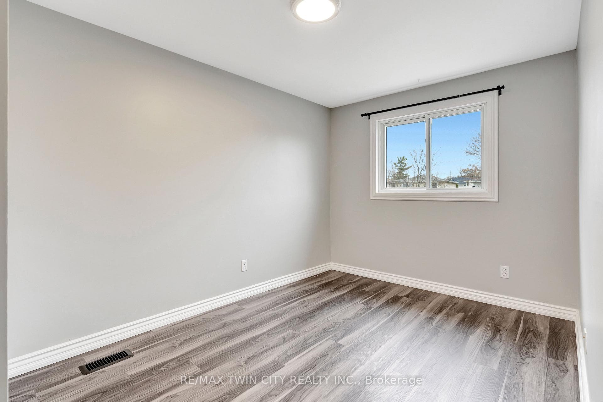 458 Pinetree Crescent photo 18