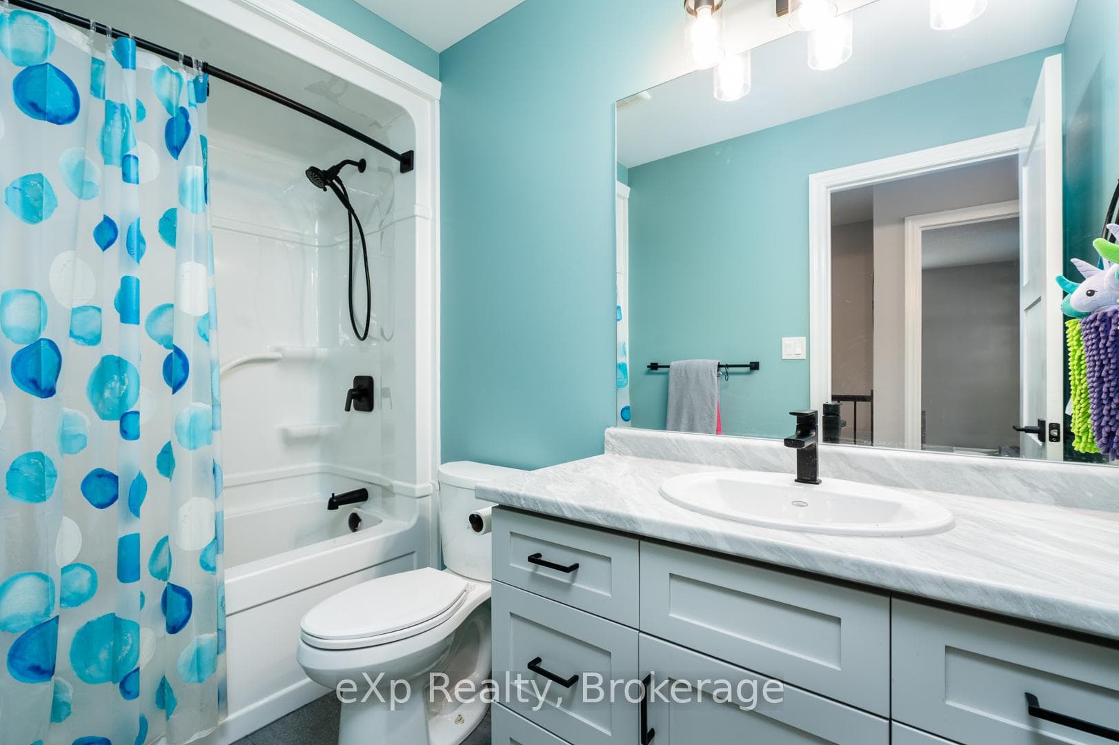 Main Floor 4-Pc Bathroom