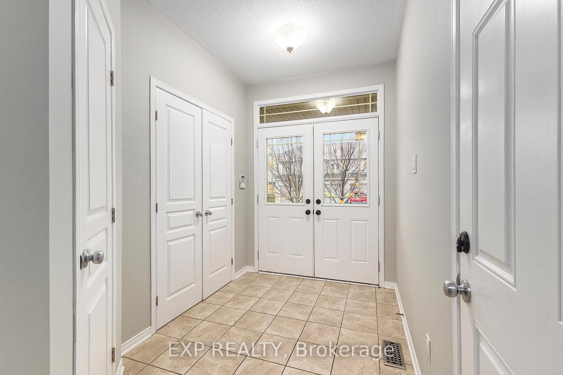 526 Pepperville Crescent photo 2