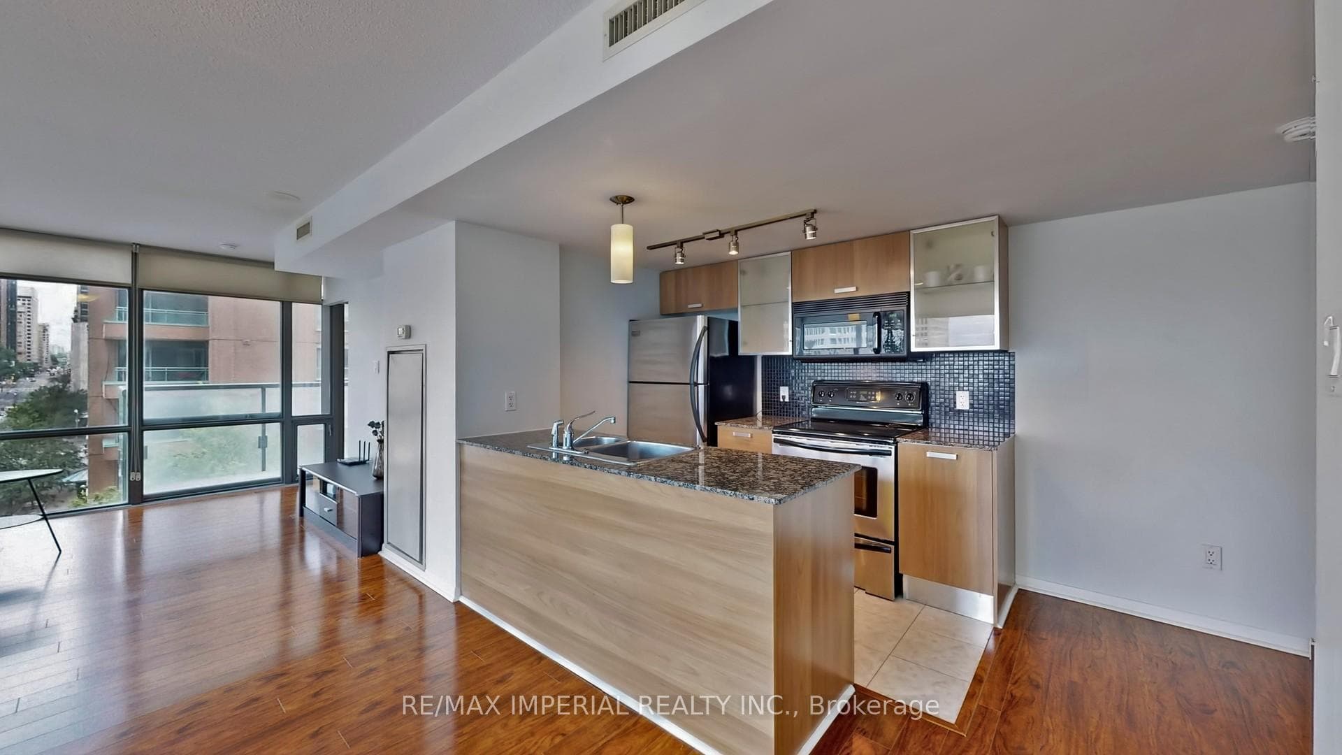 37 Grosvenor Street Unit 403 photo 12