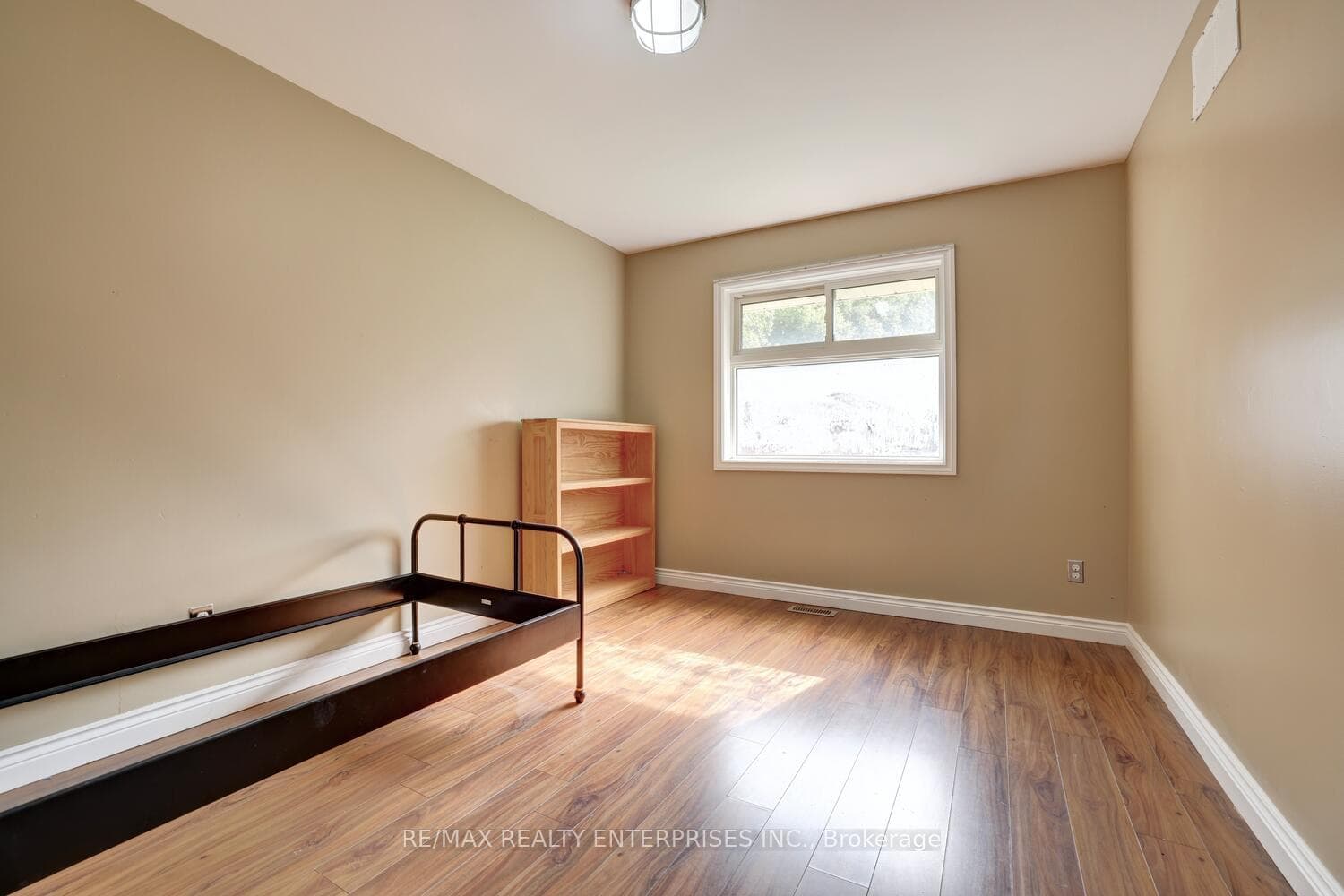 1751 Queen Street photo 20
