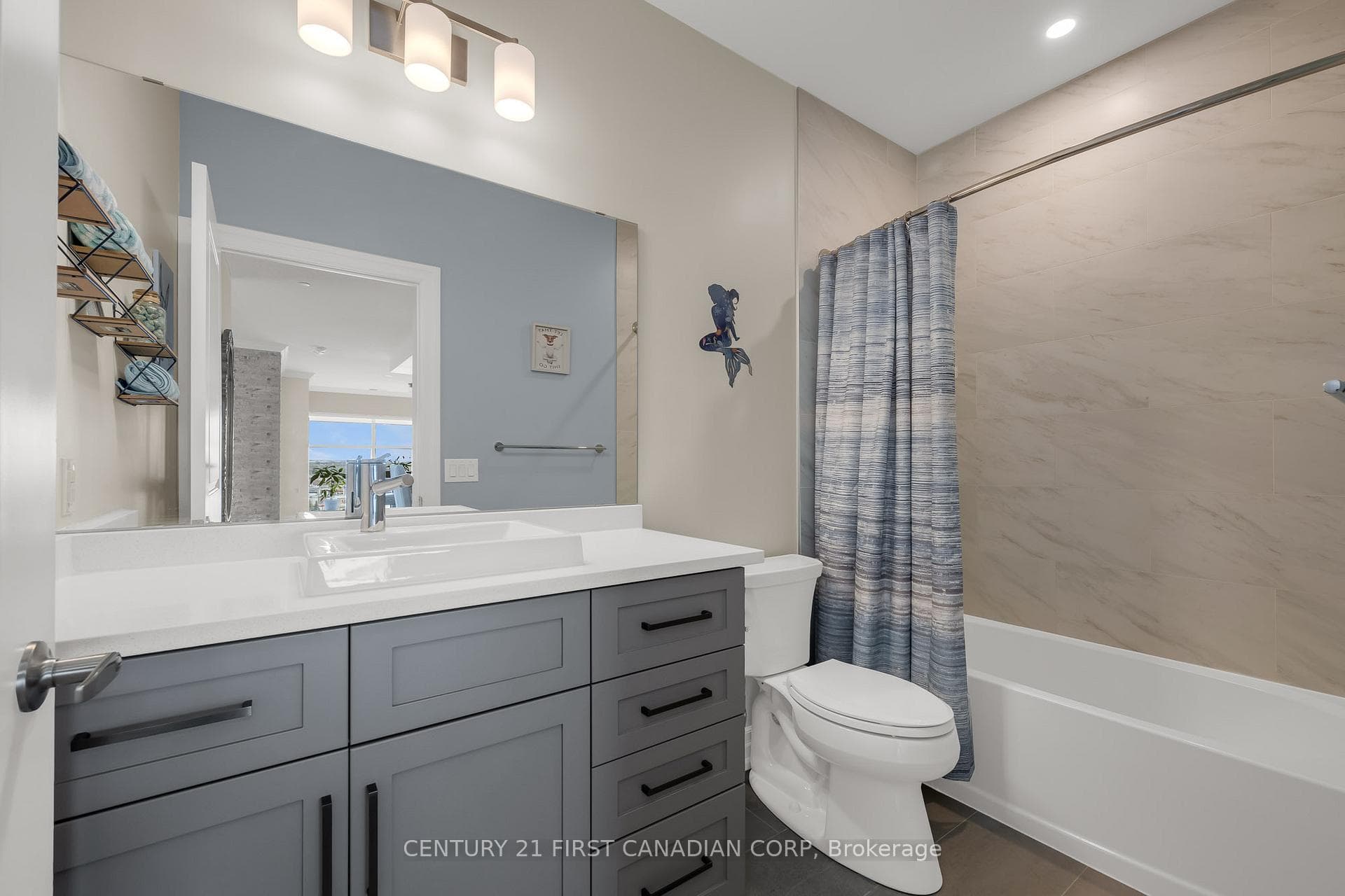 4pc bath with soaker tub