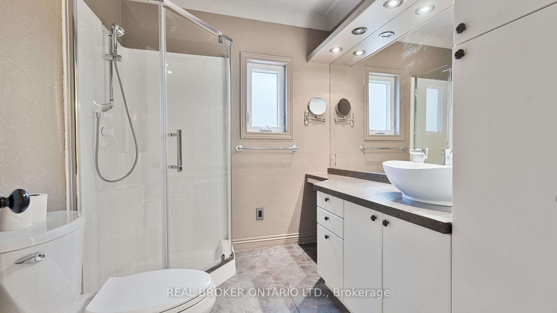 27 Grove Crescent photo 18