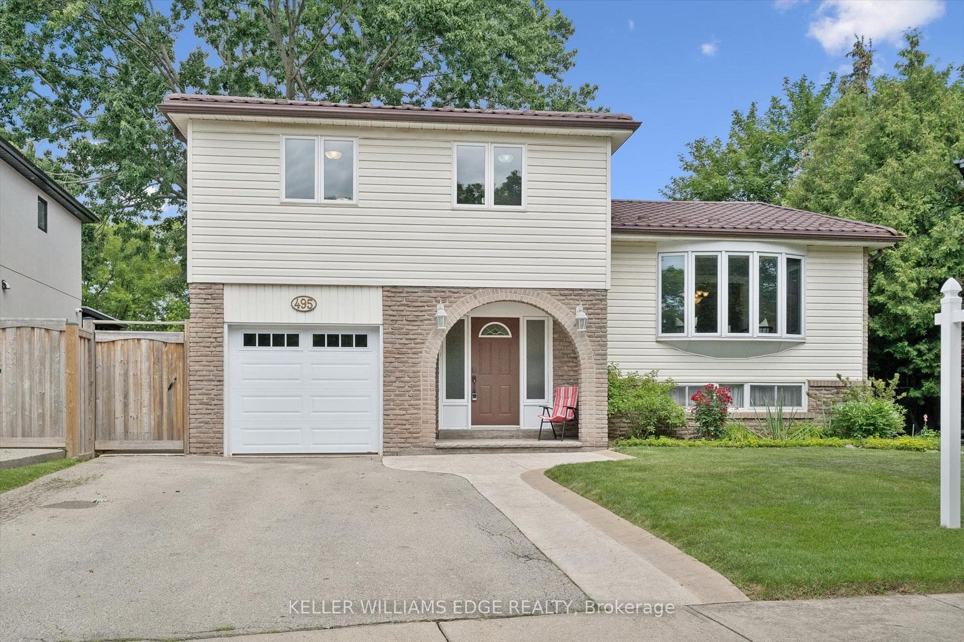 495 Tipperton Crescent photo 2