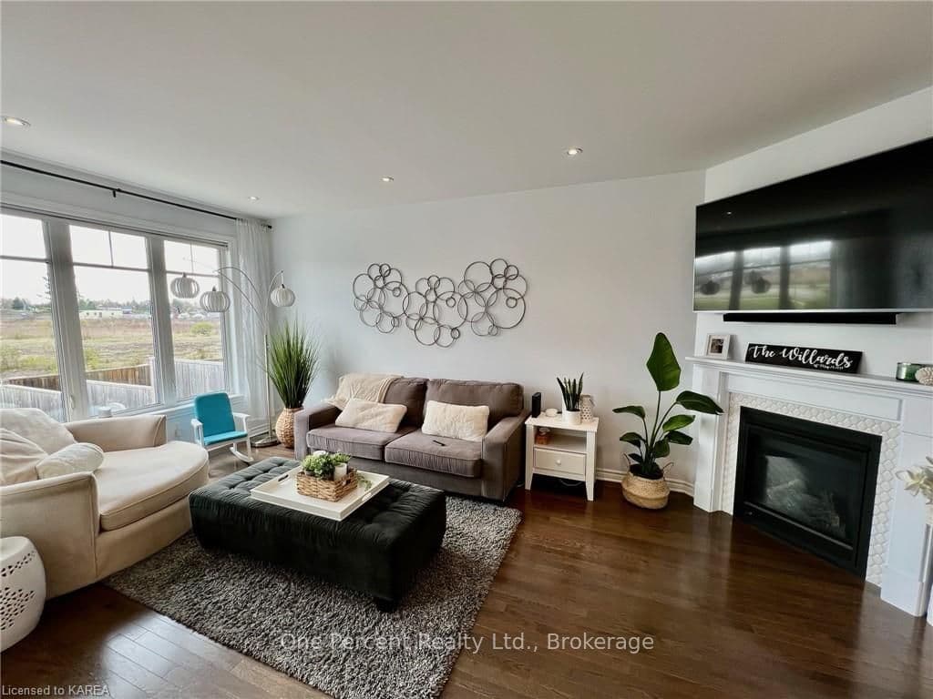352 HOLDEN Street photo 10