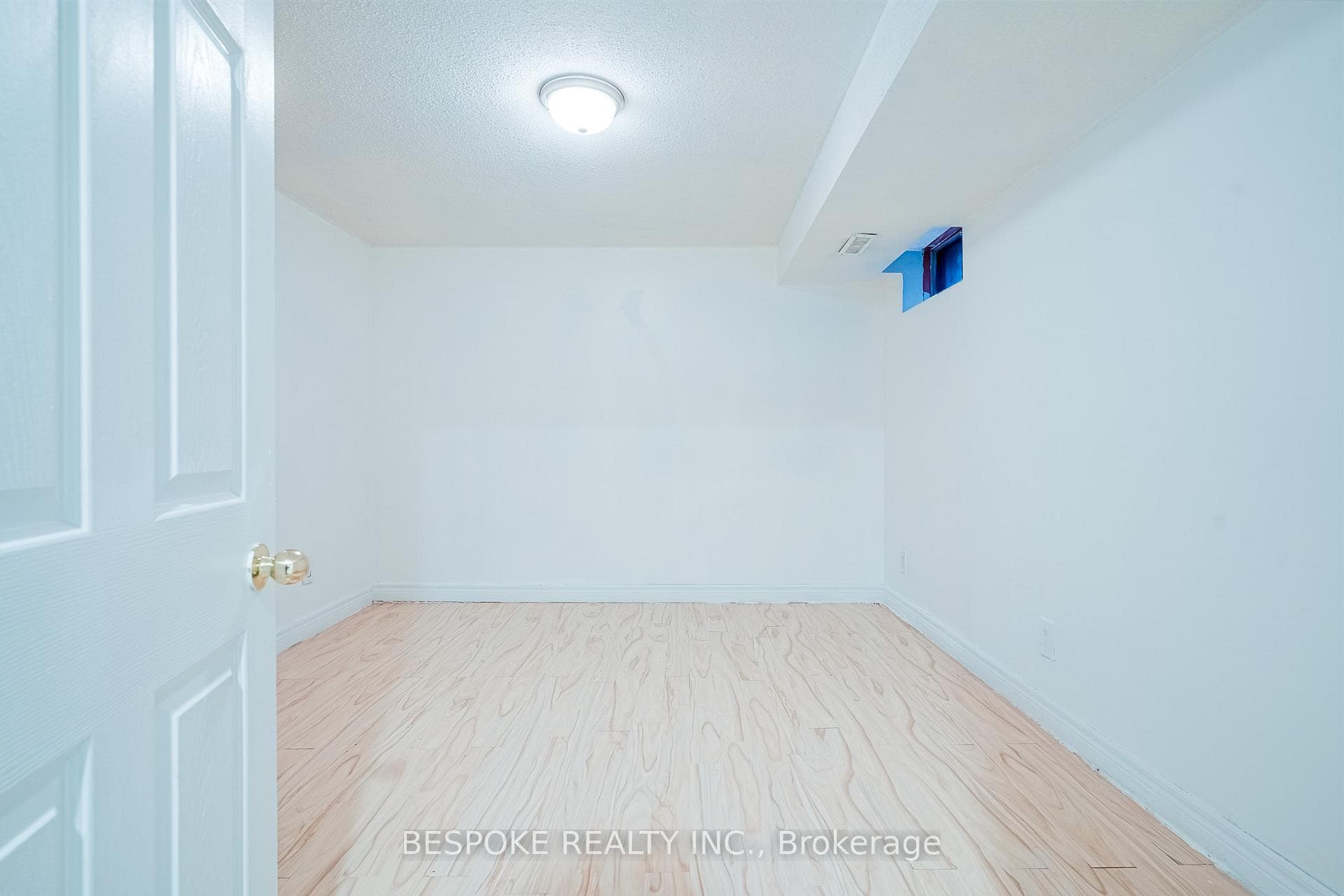 93 GLENTHORNE Drive Unit Basement photo 21