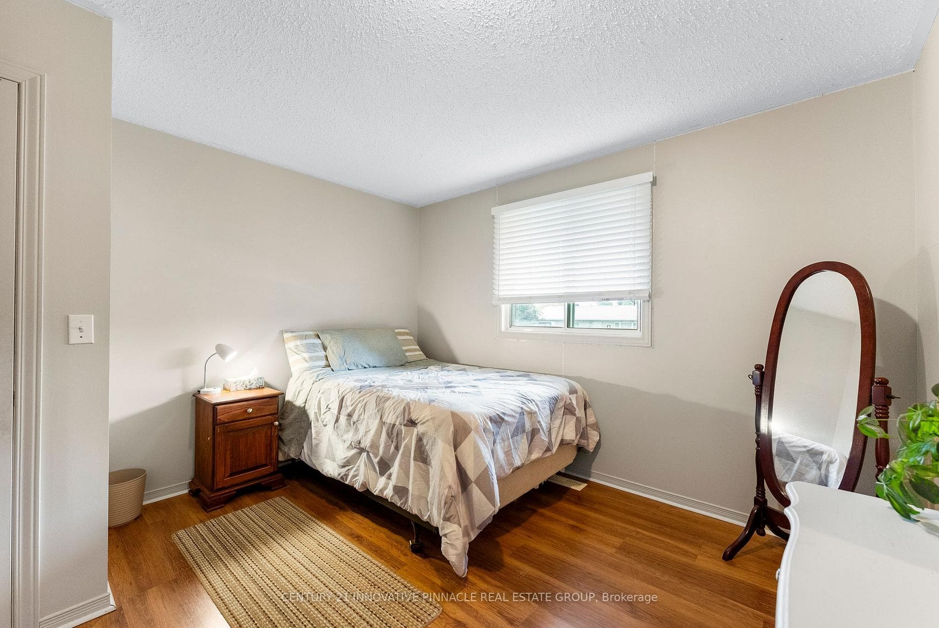 594 Herbert Street photo 27