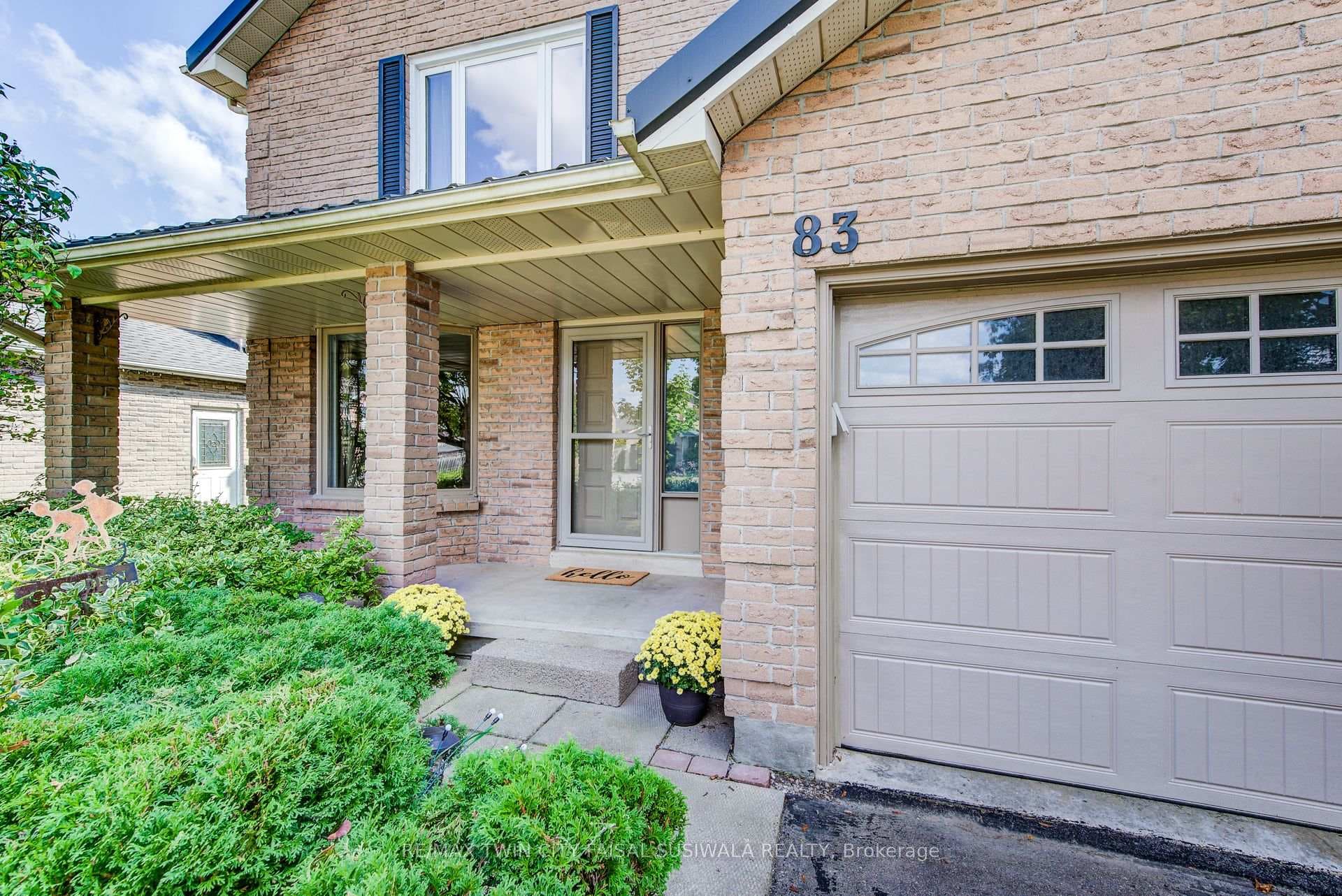 83 Bayne Crescent photo 2