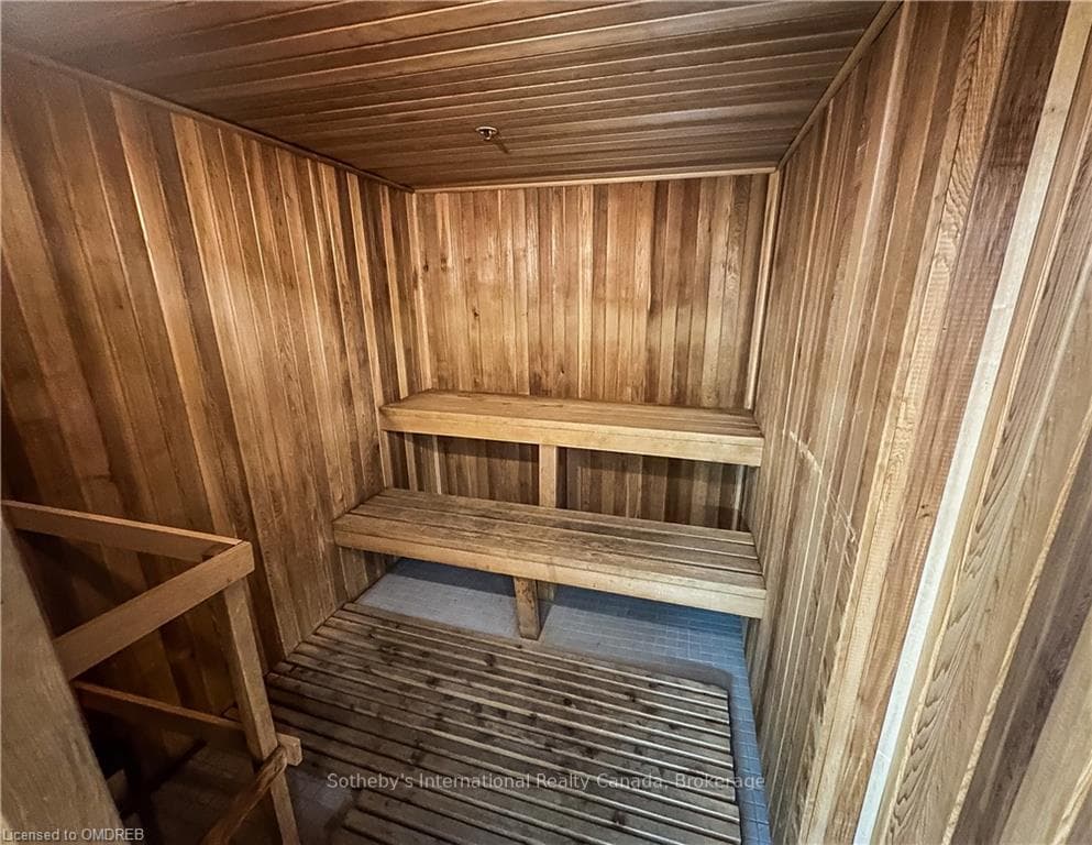 101 SUBWAY Crescent Unit 1407 photo 27