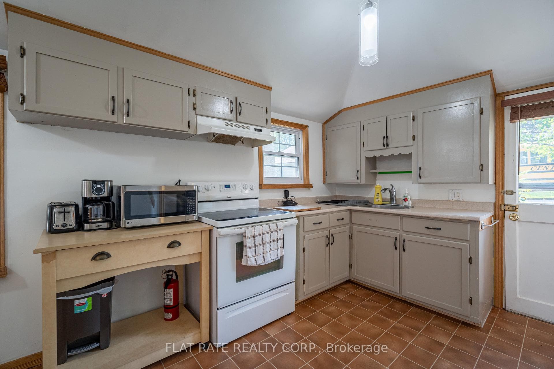 225 Arnott Drive photo 10