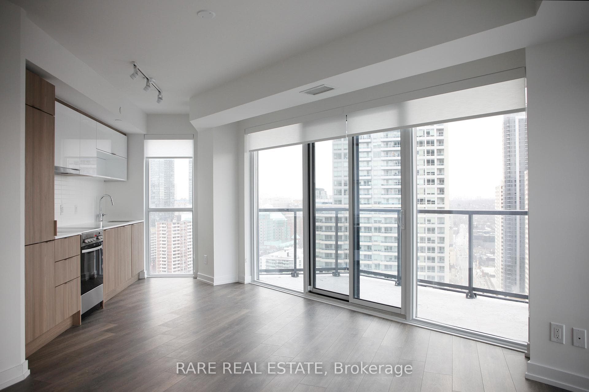 159 Wellesley Street Unit 2403 photo 2