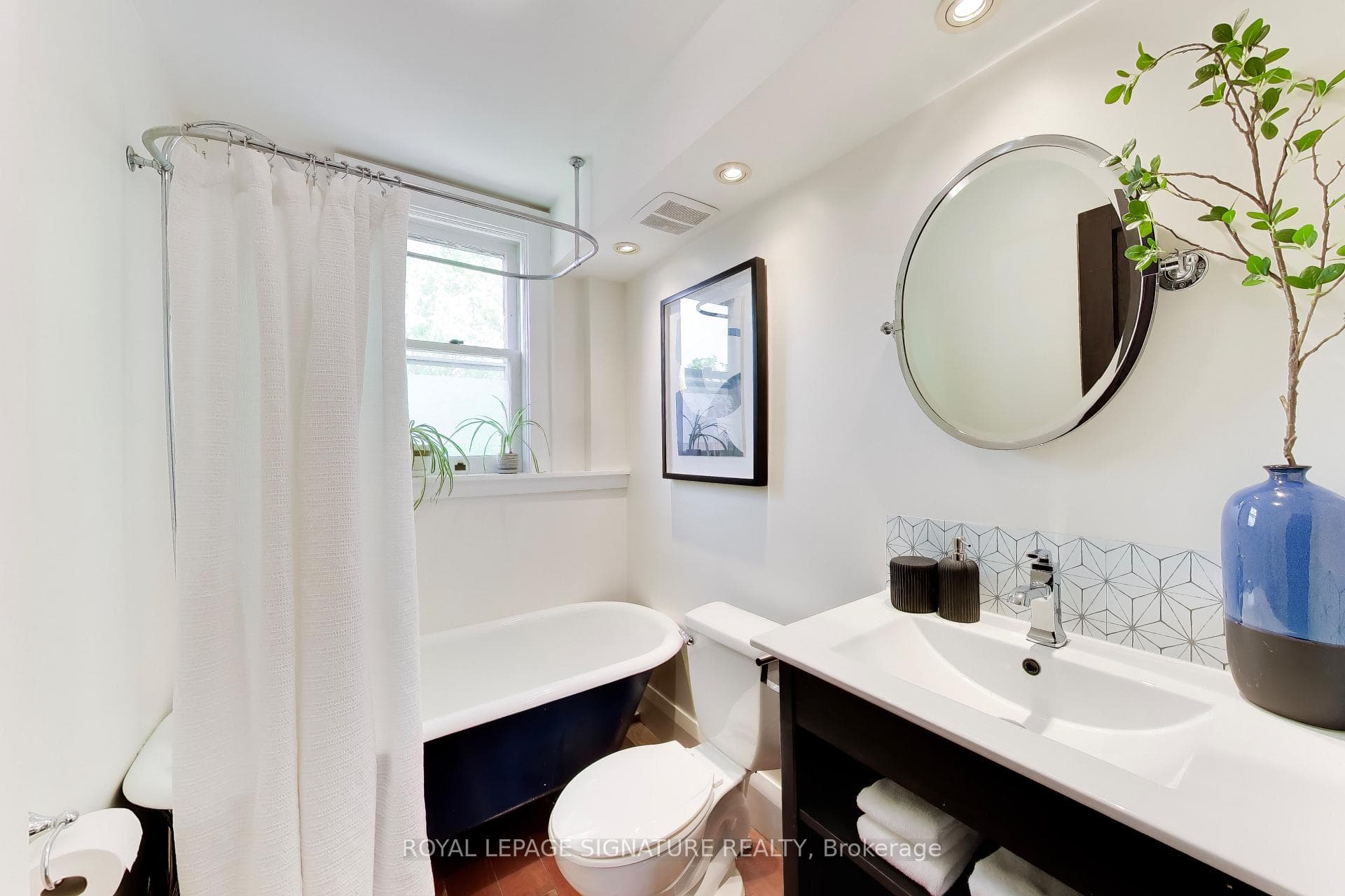 2102 Gerrard Street photo 16