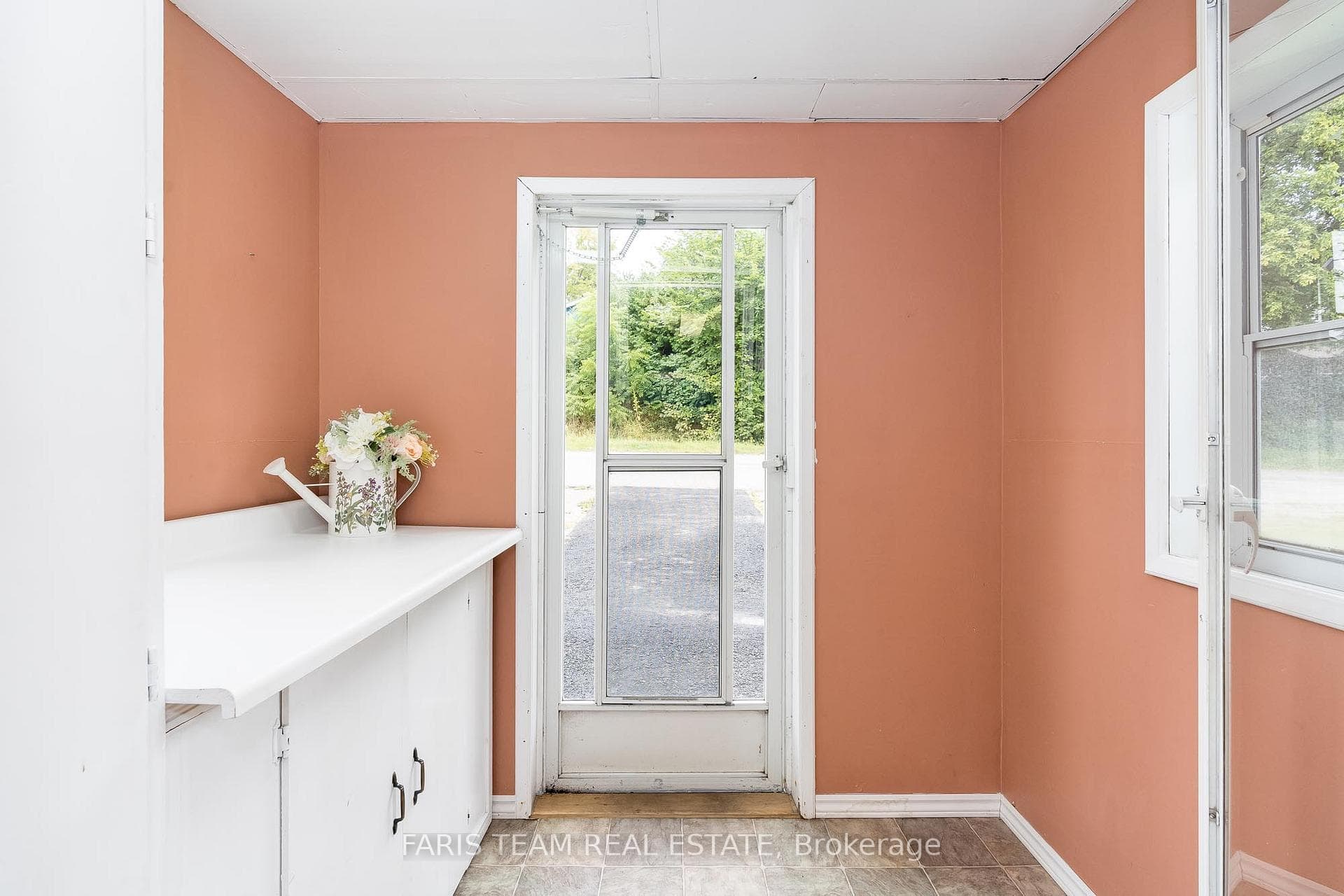303 Ouida Street photo 3