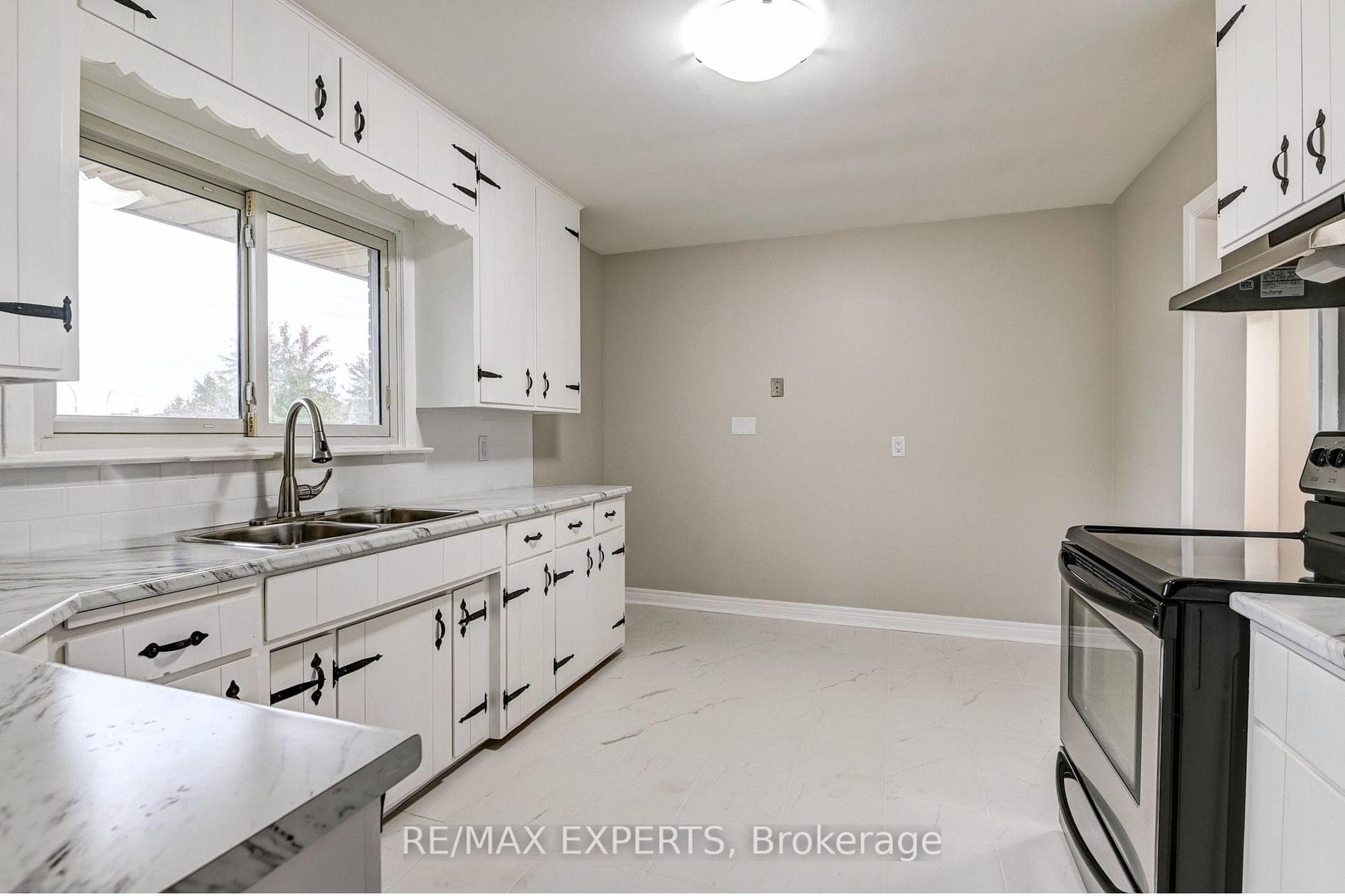 5077 Boyne Street photo 8