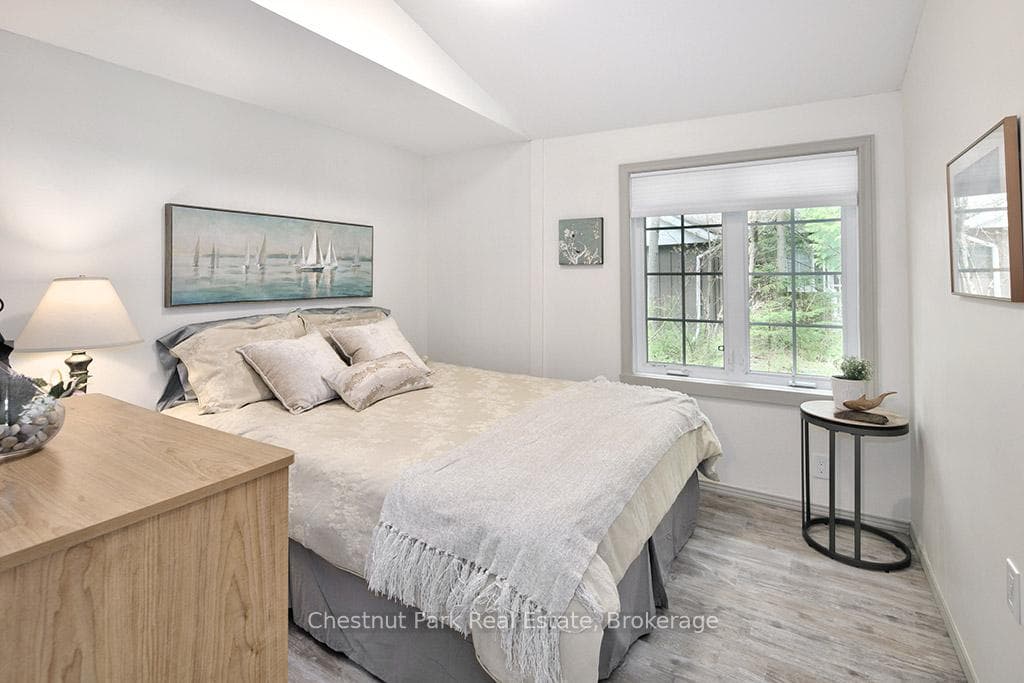 64 Thompson Avenue photo 29