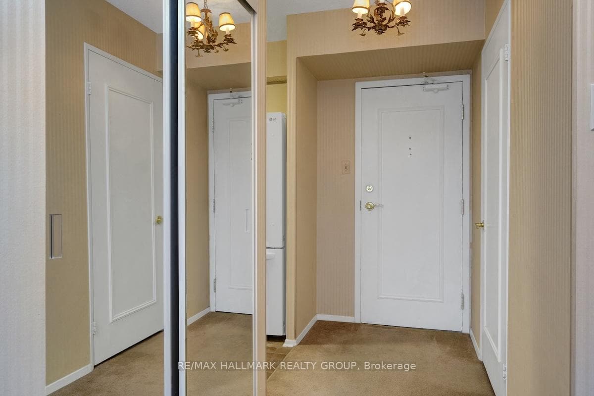 545 St Laurent Boulevard Unit 1703 photo 8