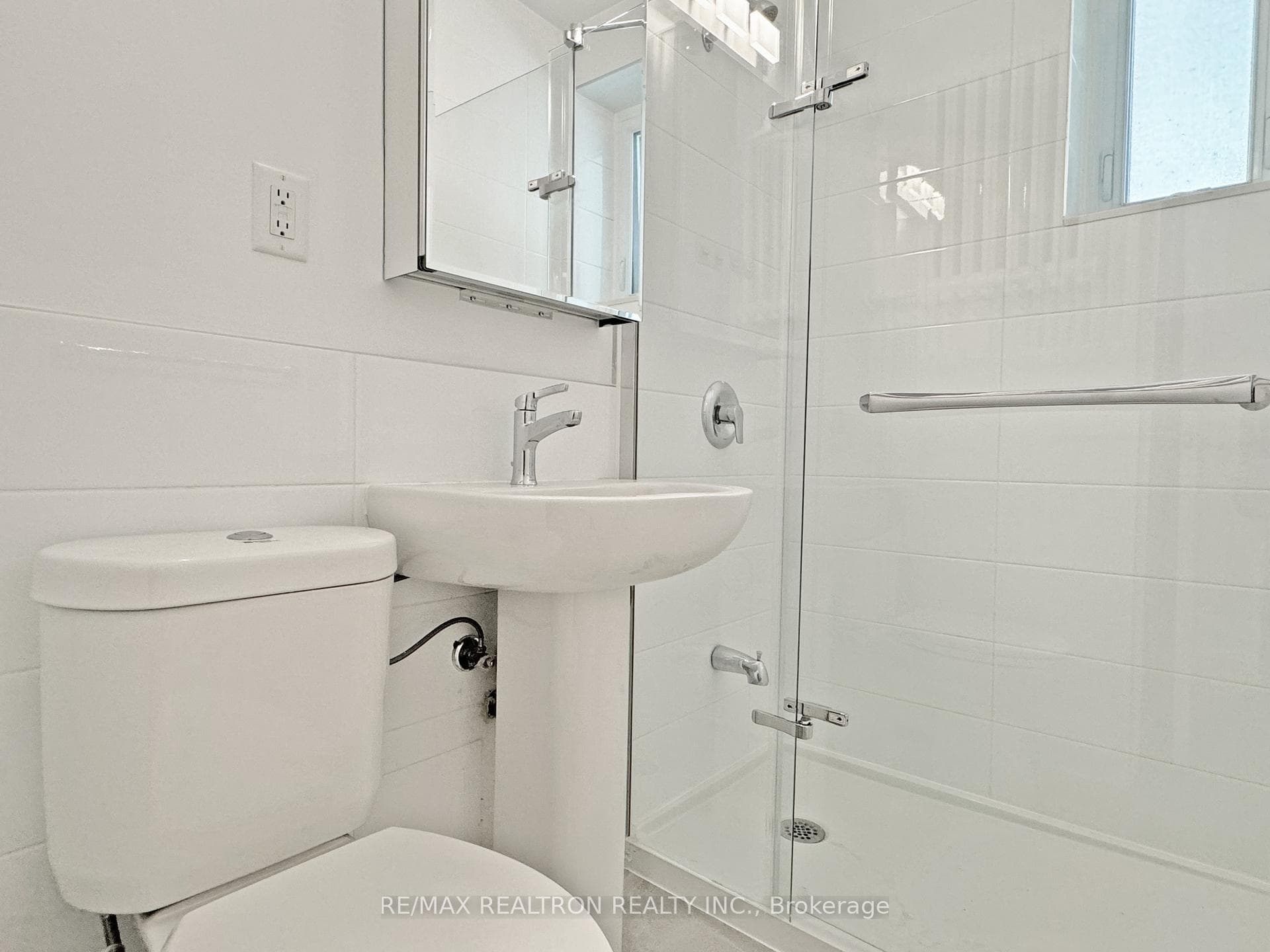396 Avenue Road Unit 210 photo 1