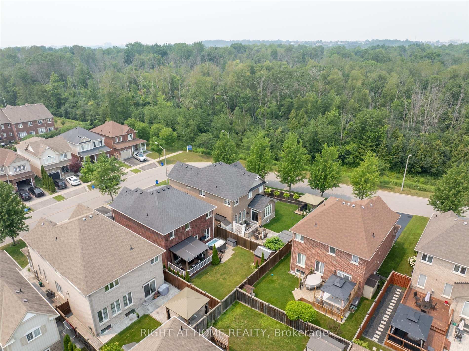 1259 Aldsworth Crescent photo 49