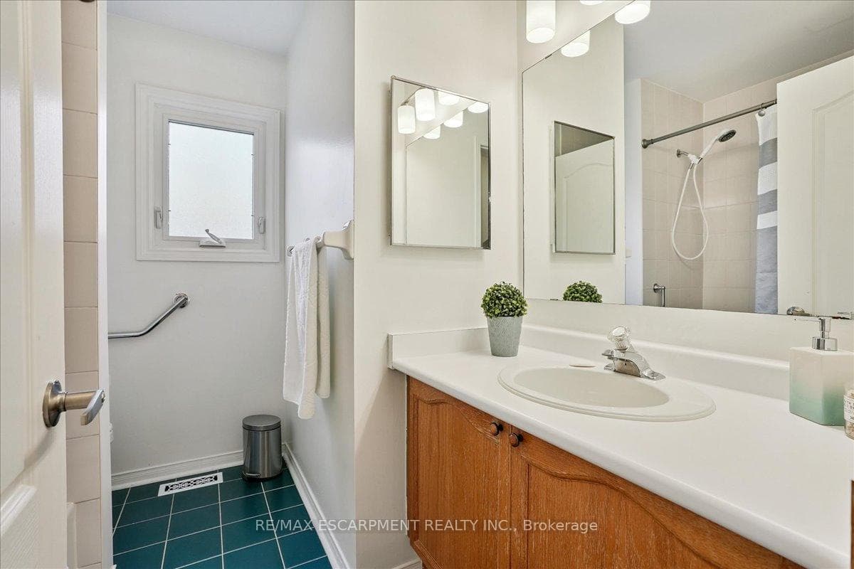 2nd Floor 4-pc Bathroom