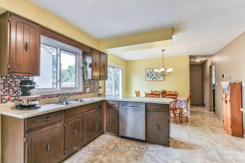 425 QUEEN Street photo 14