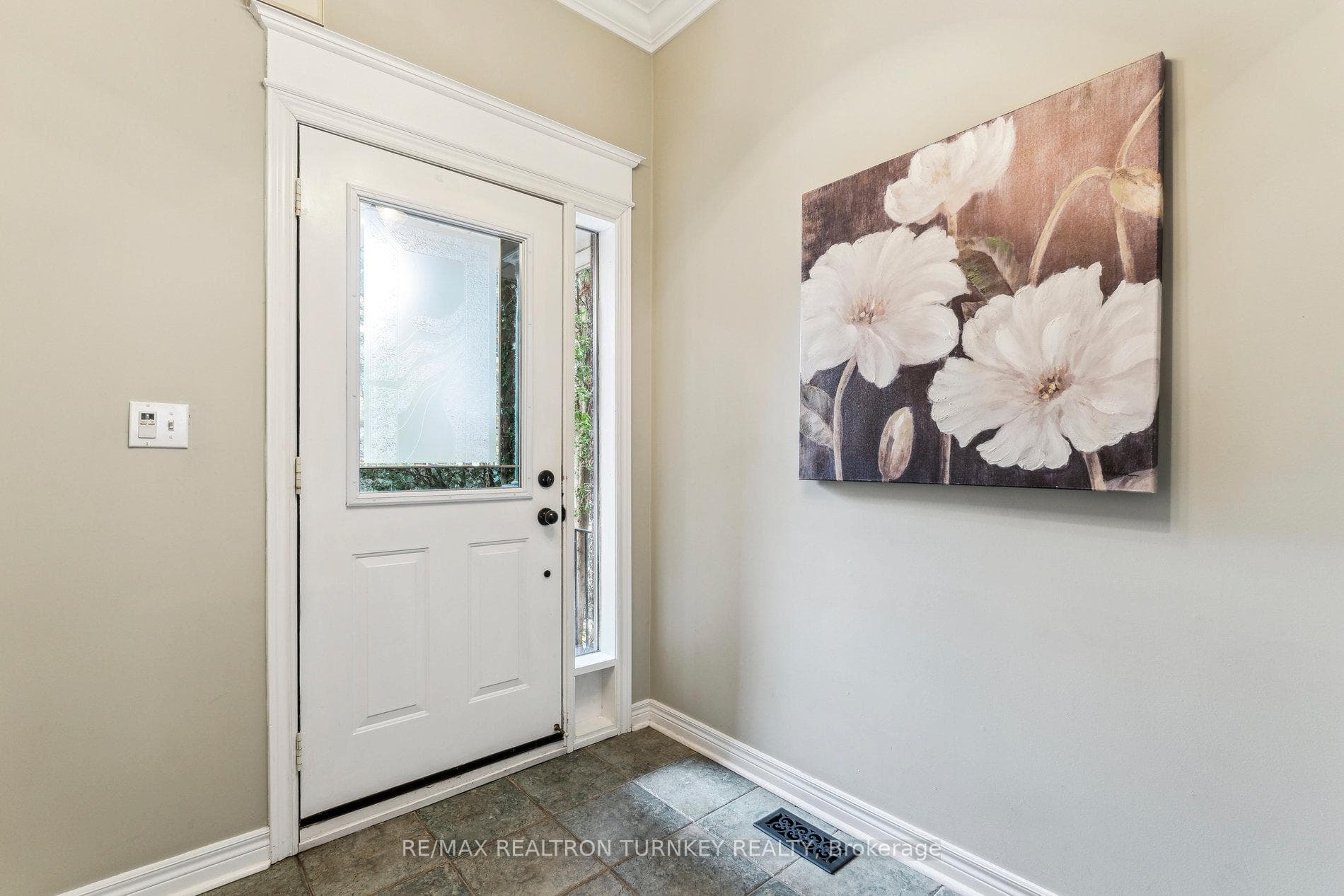 1741 sq ft with 9-ft ceilings & Millwork on Main