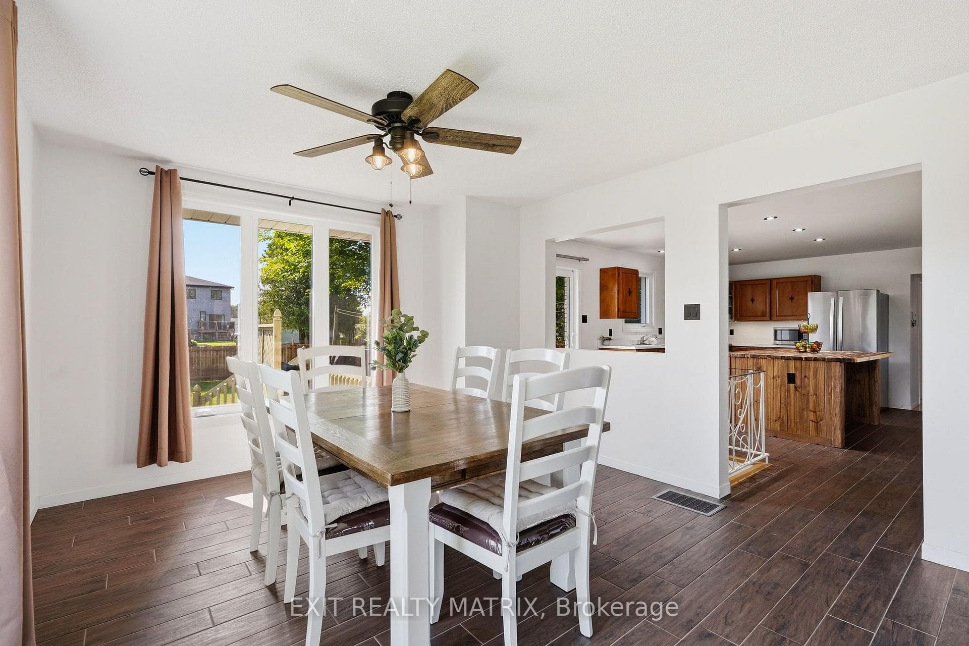 693 Cartier Street photo 5