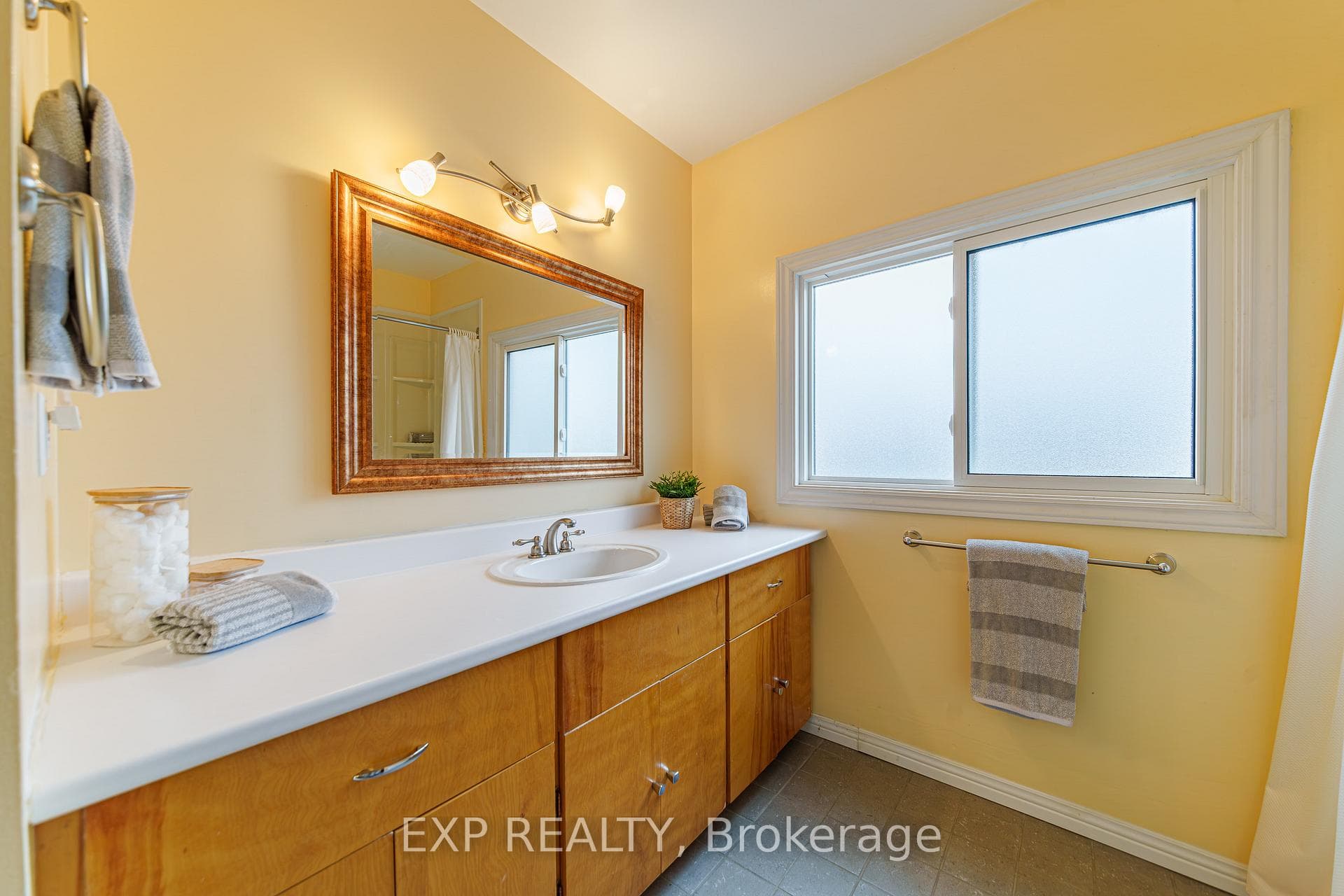 1592 Apeldoorn Avenue photo 21